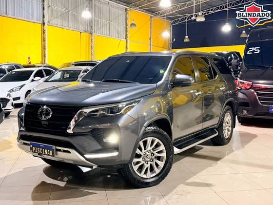 TOYOTA HILUX SW4 2.8 D-4D TURBO DIESEL SRX 7L 4X4 AUTOMÁTICO TOYOTA HILUX SW4 2.8 D-4D TURBO DIESEL SRX 7L 4X4 AUTOMÁTICO